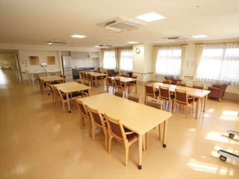 「アイケアおおるり上島」の食堂。テーブルの高さは椅子に座る入居者様だけでなく、車椅子の方に合わせた高さにも配慮している。