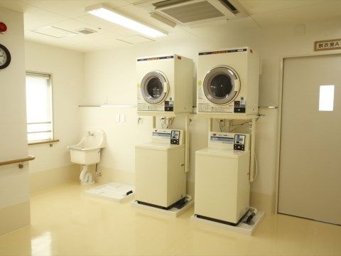 「アイケアおおるり上島」の洗濯室。自立の難しい方には、スタッフが代行して入居者様の衣類を洗濯してくれる。