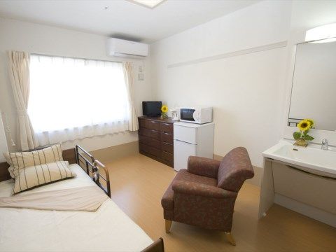 「アイケアおおるり上島」の居室。家具の設置等は、自由に変更ができ、季節や気分に合わせた居室演出が可能である。
