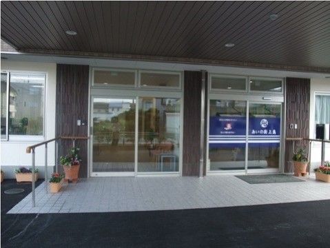 「アイケアおおるり上島」のエントランス。扉も自動扉になっており、何もせずに開いてくれる。