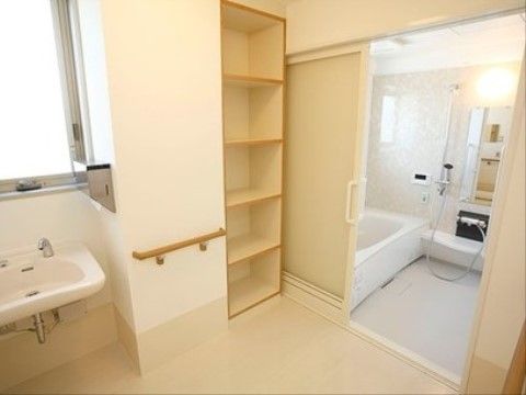 「アイケアおおるり上島」の脱衣所。自分のペースに合わせた、入浴設備を整えているので、焦らずゆっくりと入浴ができる。