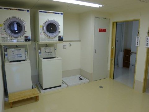 「アイケアおおるり新貝」の洗濯室。体の自由が利かない方には、スタッフが代理で洗濯物を洗ってくれる。