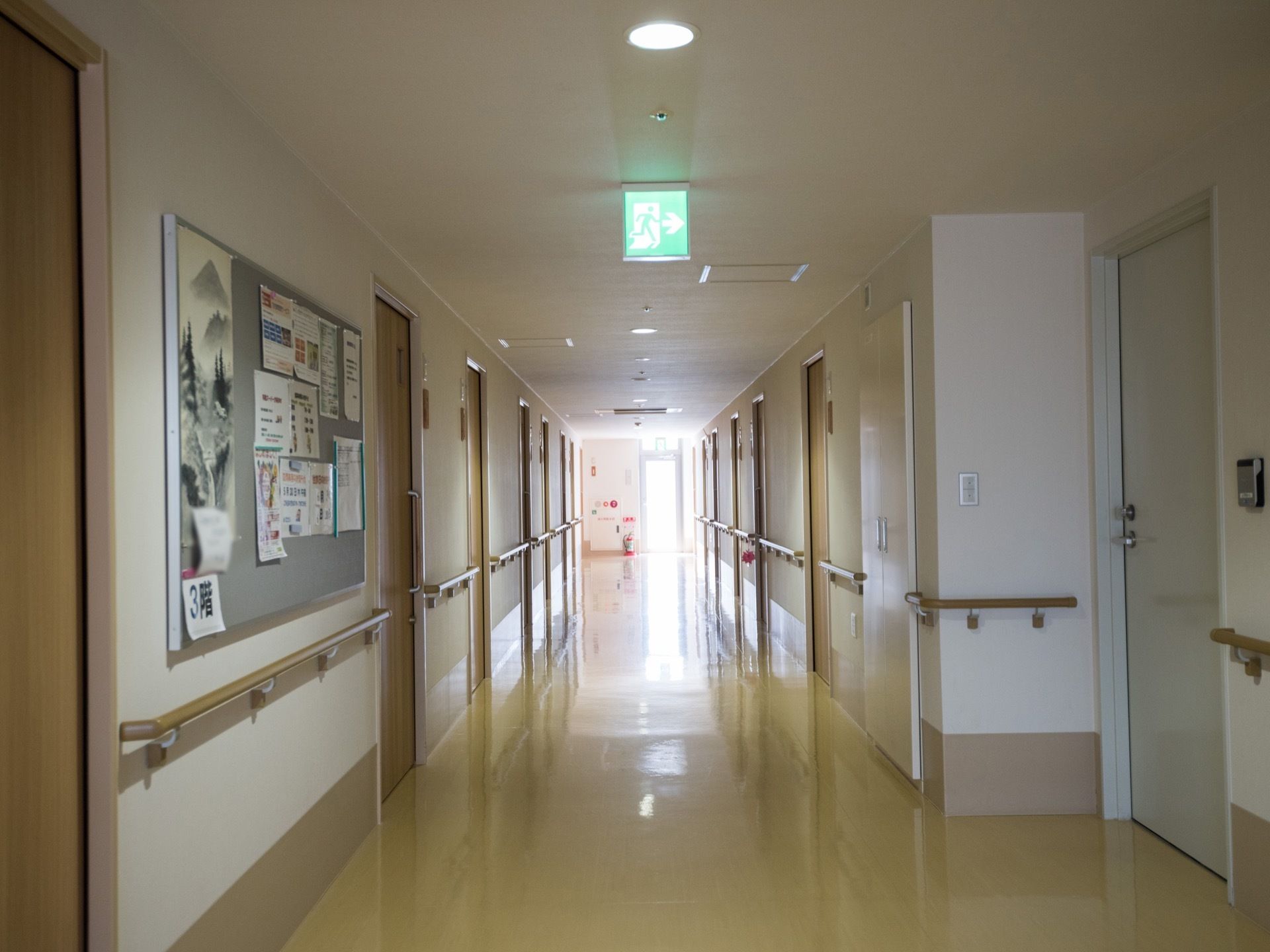 廊下の一角に掲示板が設けてあり、入居者様へのさまざまなお知らせが貼り出されている。廊下は明るく利用しやすい雰囲気。