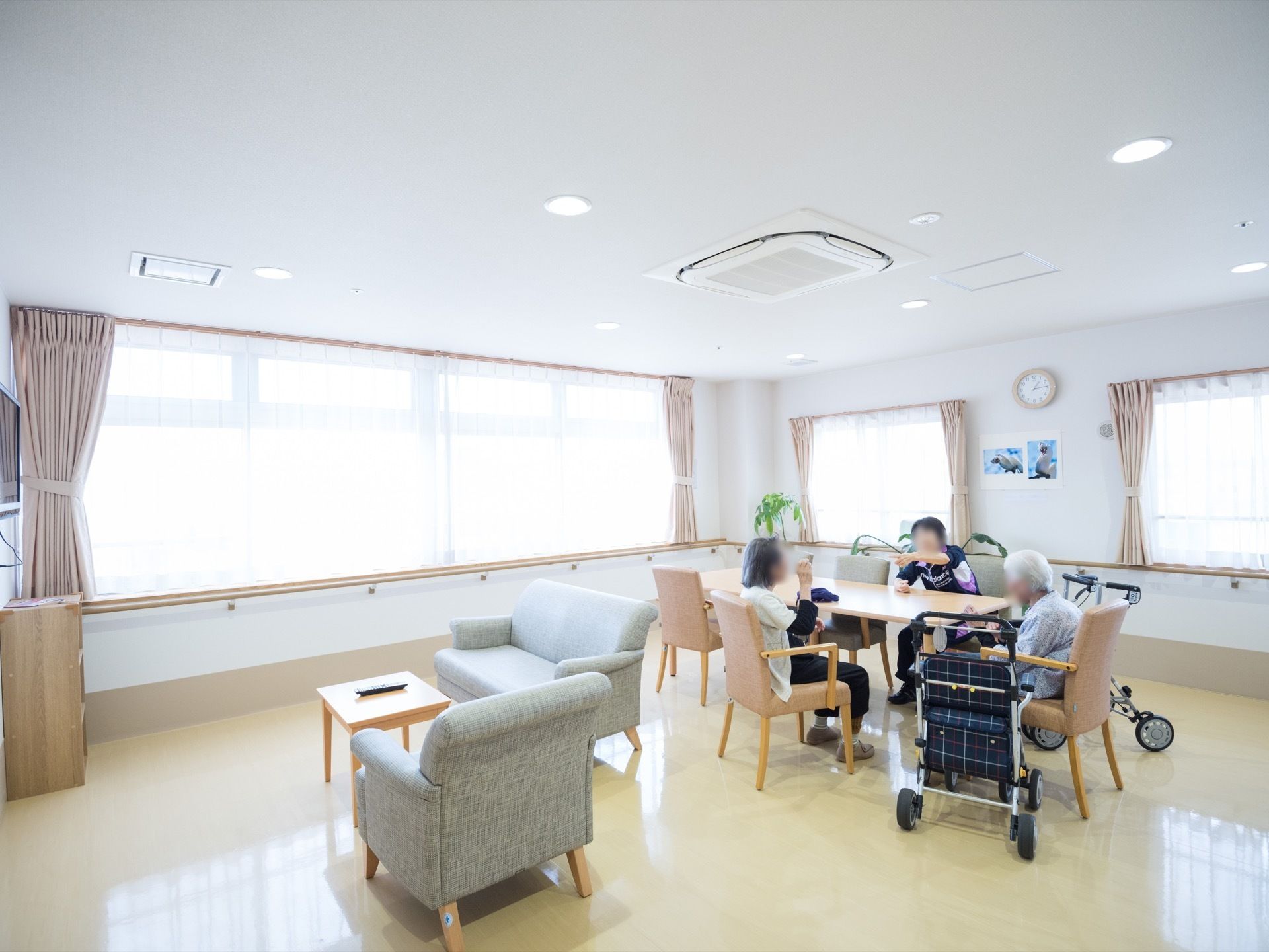 談話室は2方向に窓が設置されているので、日当たりが良く居心地の良い雰囲気になっている。明るい室内で寛いで過ごすることができる。