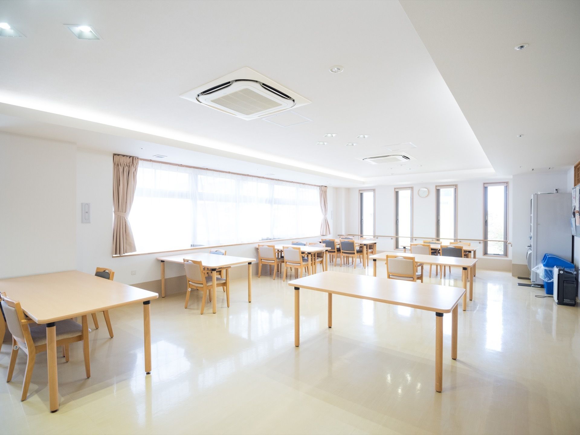 食堂には窓が多く設置され、日の光を室内に取り込める。明るく広々とした室内で、ゆったりと過ごすことができる。