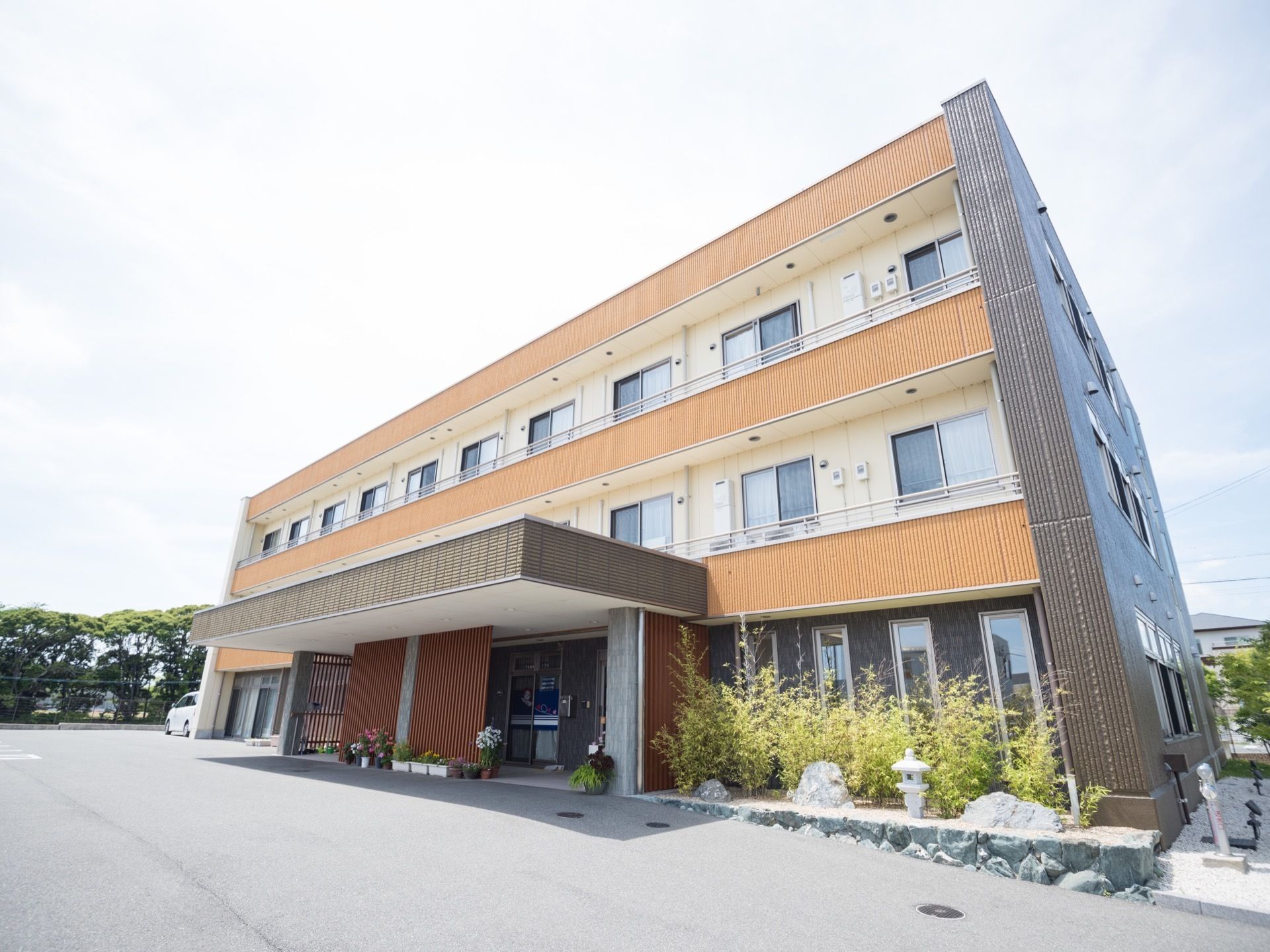 3階建ての建物は、デザイナーズマンションのようにおしゃれな外観。居室はベランダに面しているので、室内は明るく過ごしやすい雰囲気になっている。