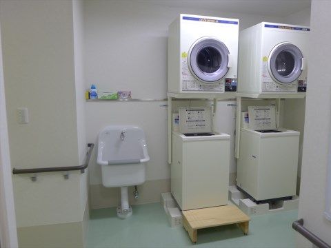 「アイケアおおるり天竜川駅前」の洗濯室。頑固な汚れは水道で洗うことも可能になっている。