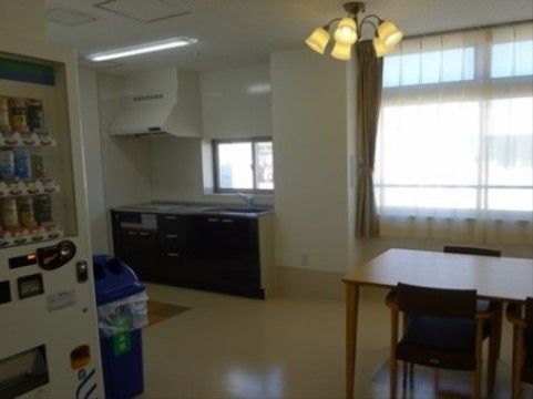 「アイケアおおるり天竜川駅前」の2階談話室。自動販売機も備え付けられて、飲み物を買うこともできる。