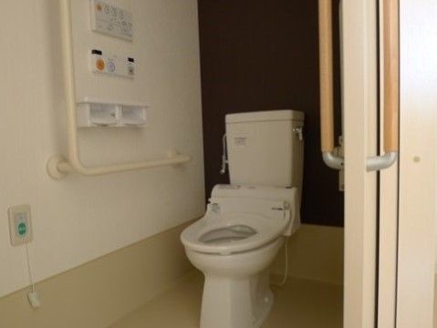 「アイケアおおるり天竜川駅前」のトイレ。緊急コールを設置しており、スタッフが迅速に対応できる。