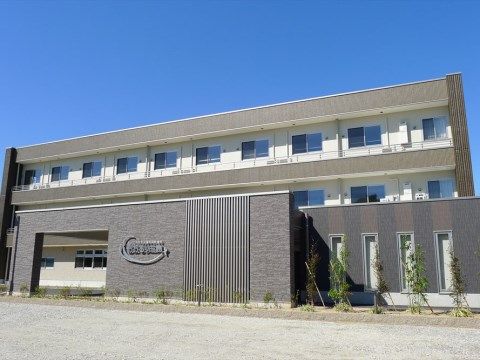 それぞれの居室にベランダが設けられ、青空が鮮やかな施設外観