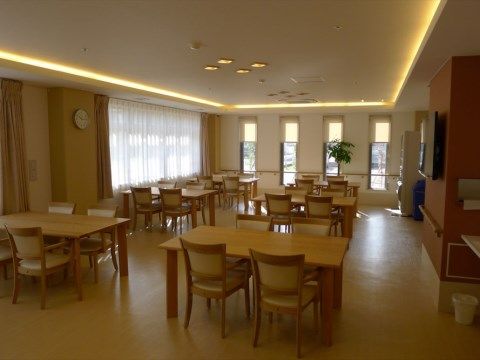 「医療法人社団浜松平良内科 おおるり三島」のリビングダイニング。日当たりがよくお食事スペースには落ちついた空間に整えている。