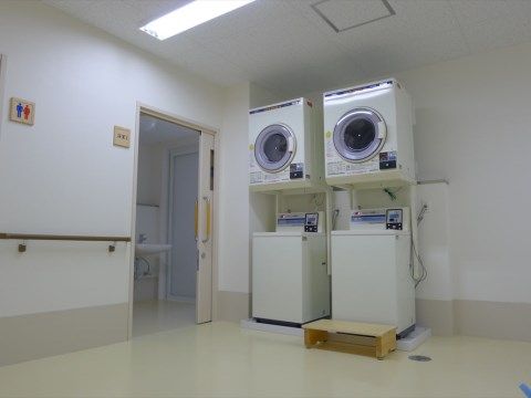 「医療法人社団浜松平良内科 おおるり三島」の洗濯室。洗濯機や乾燥機が設置済みで、衣類を素早く乾かすことができる。