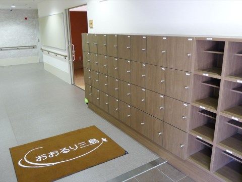 「医療法人社団浜松平良内科 おおるり三島」のエントランス。入居者様一人一人の靴箱が用意されている。