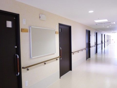 「医療法人社団浜松平良内科 おおるり三島」の廊下。廊下には、提示版が設けられており、情報が入手できる。