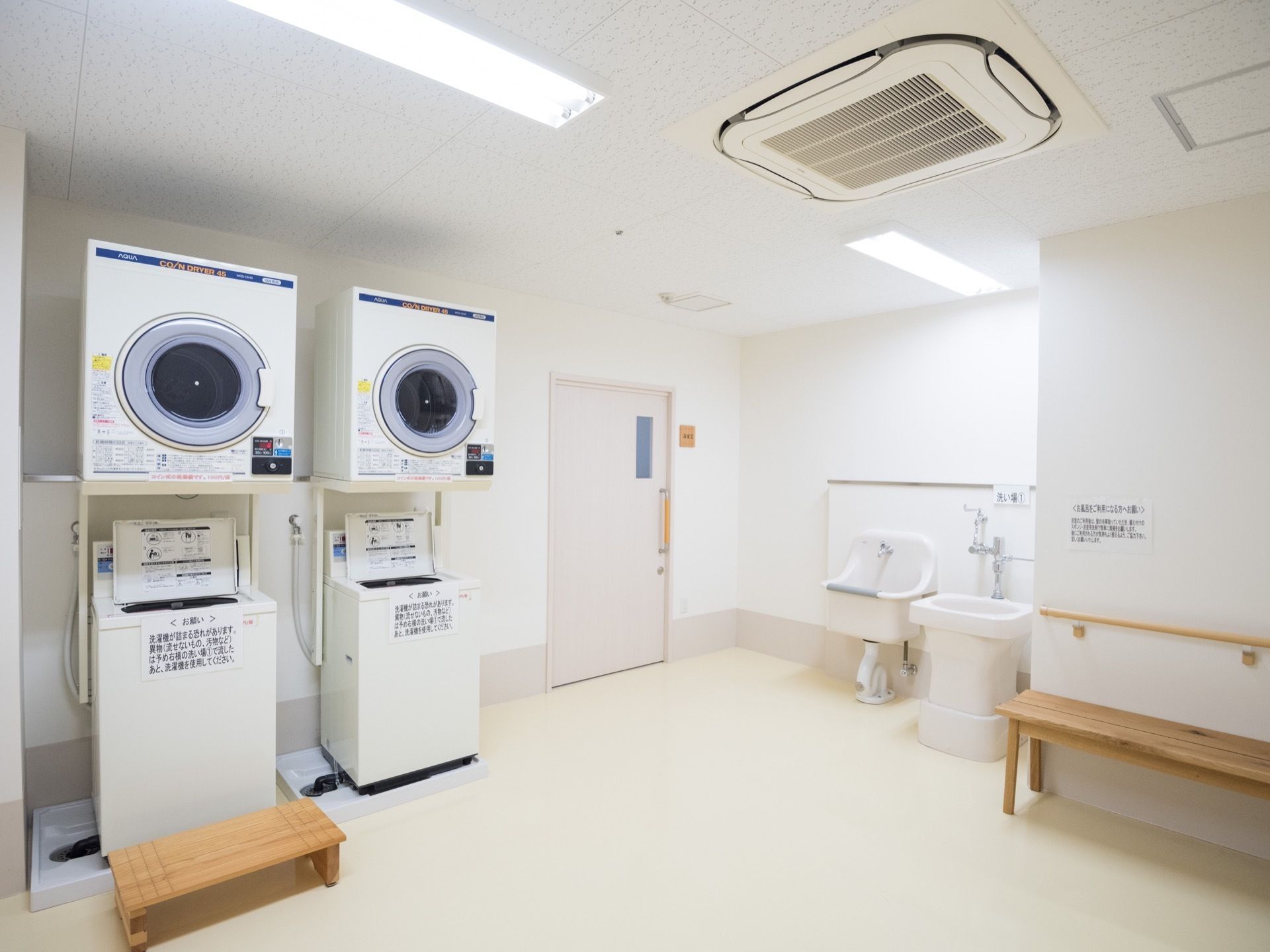 乾燥機と洗濯機を設置したランドリーが施設内にある。入居者様は、自分の都合に合わせて利用することができるので便利である。