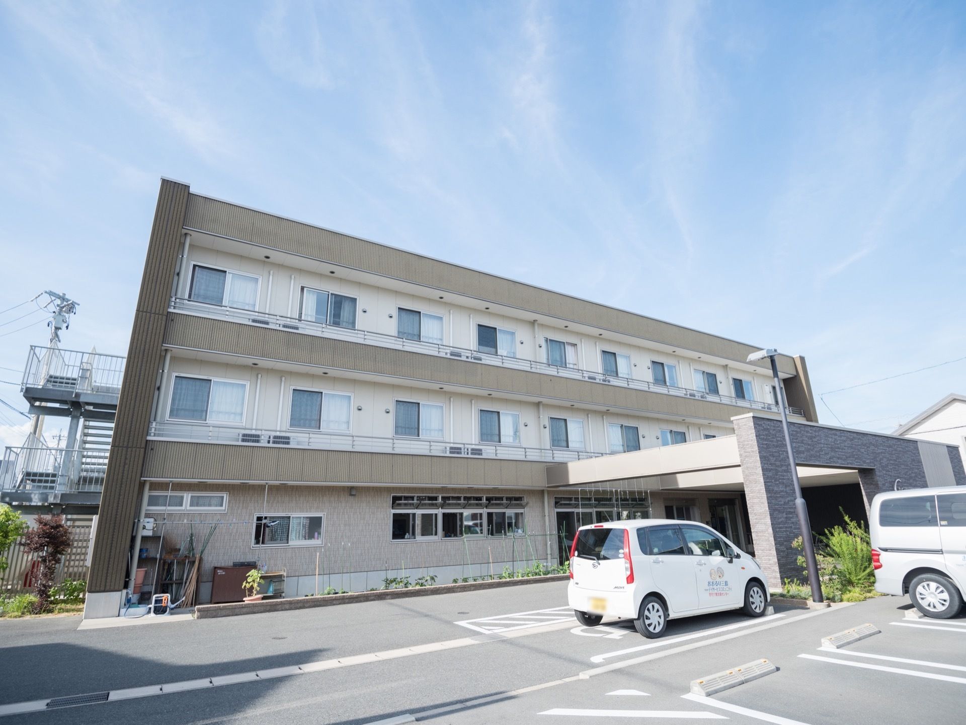 施設はベージュ色とブラウン色が基調となった３階建ての建物である。広い敷地があり、車椅子をご利用の方専用の駐車スペースを備えている。