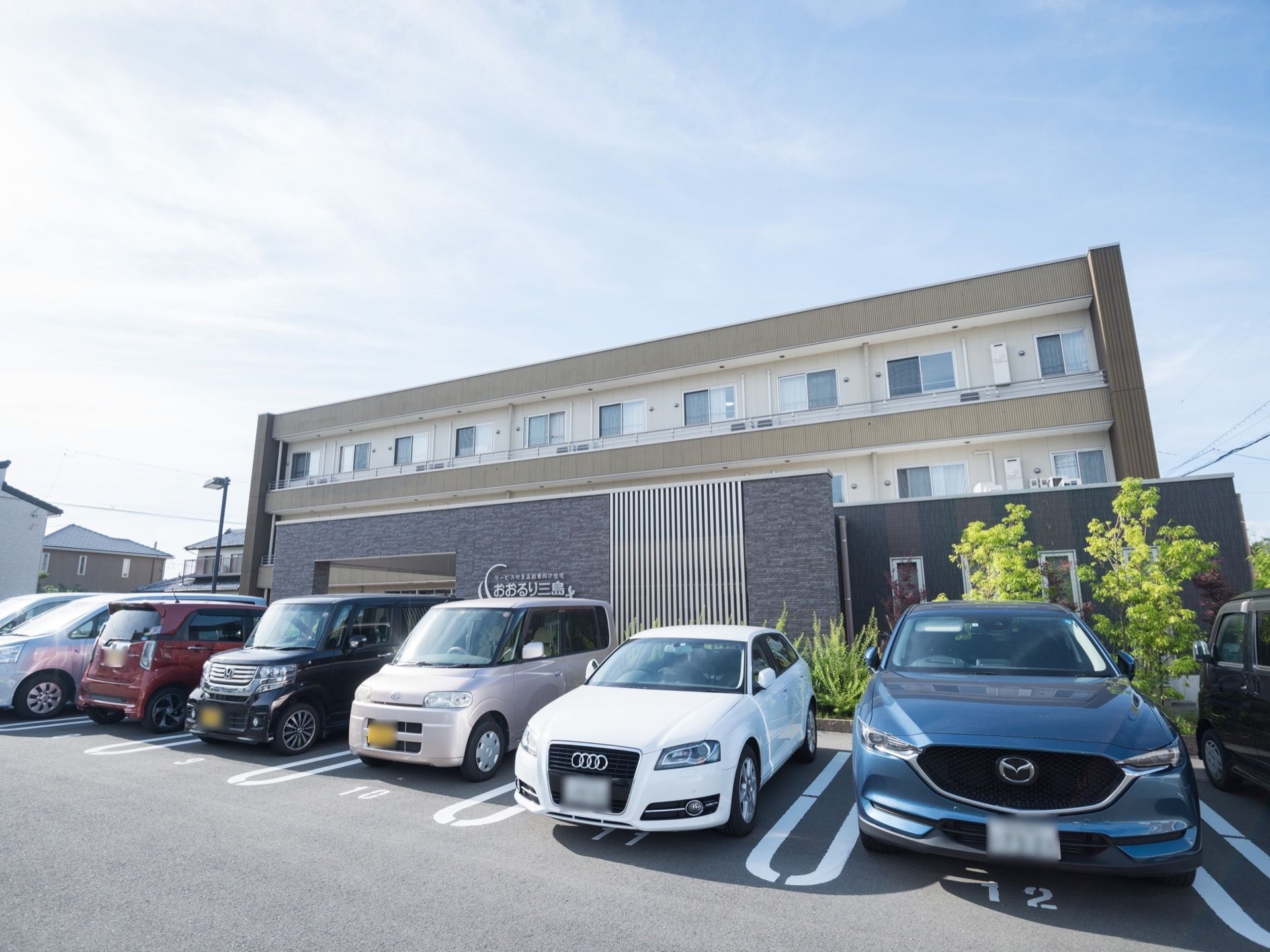 広い敷地が確保された施設になっており、駐車場が完備されている。建物はベージュ色とブラウン色が基調となっており落ち着いた雰囲気である。