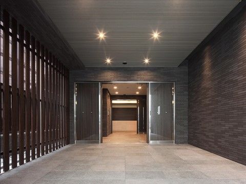 「プレステージ久屋大通」のエントランス。バリアフリー設計でフラットな入り口なので、出入りがスムーズに行える。