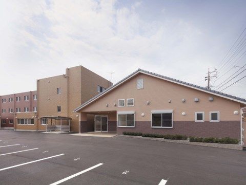 オレンジと茶色の２色に塗り分けられている三角の屋根の建物