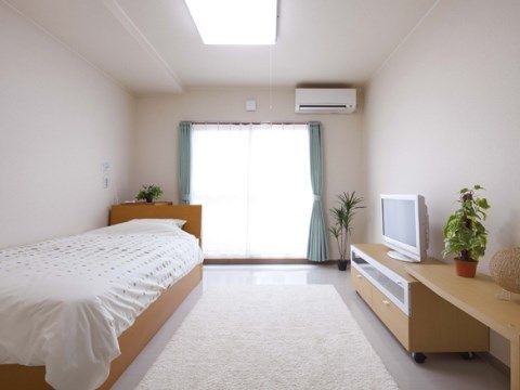 「プレステージ四日市楠館」の居室。夜間ぐっすりと眠れるベッドは、柔らかさと硬さのバランスの取った寝疲れしにくい。
