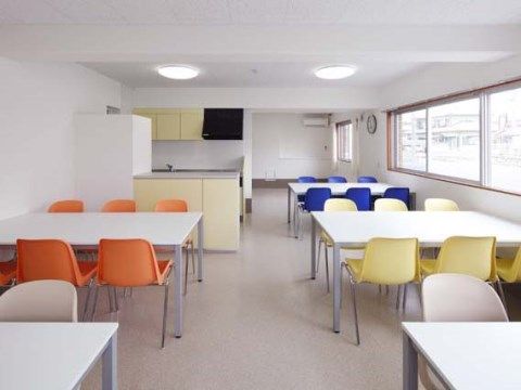 「プレステージ四日市楠館」の食堂。明るい色が付いた椅子は、入居者様のお食事場所になっている。