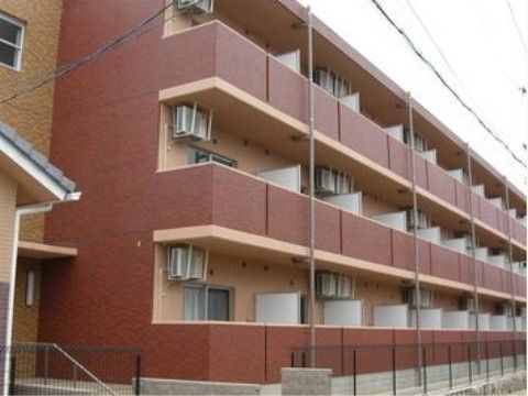 「プレステージ四日市楠館」のベランダ。全居室にベランダを設けており、洗濯物を干せるスペースを確保している。