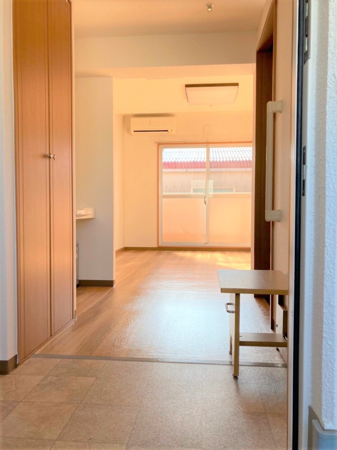居室玄関には腰掛けがあり、靴の脱ぎ履きが安全に行える
