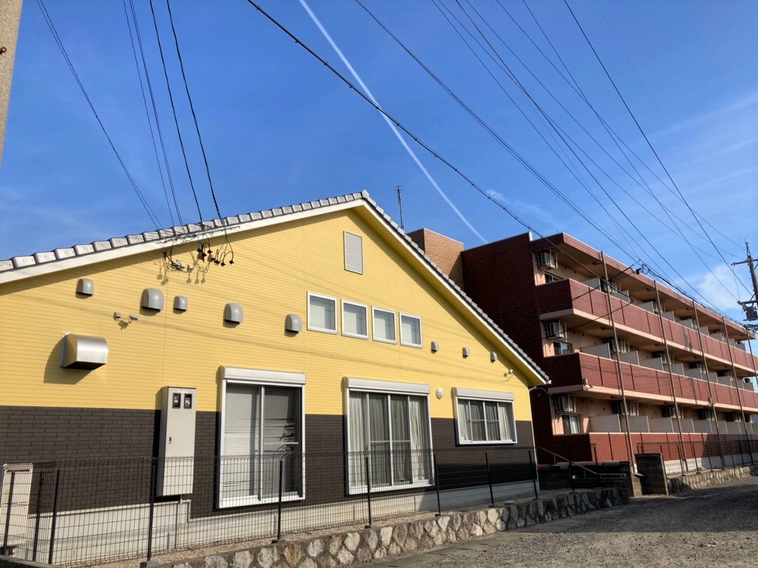 黄色い外壁の介護棟が隣接されている
