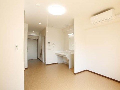 「プレステージ小幡緑地」の居室。洗面台やエアコン、浴室を完備したシンプルで暮らしに最適な空間である。