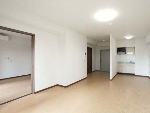 「プレステージ小幡緑地」の居室。居室の中で一番広くで、快適な空間であり、夫婦入居もできる部屋になっている。