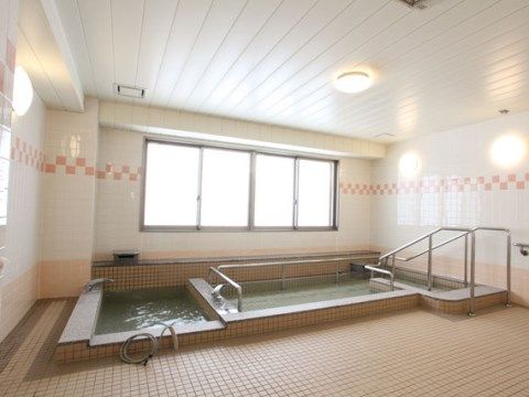 「プレステージ小幡緑地」のデイサービス浴室。水回りは汚れが目立ちやすいので、スタッフが綺麗に掃除を行っている。