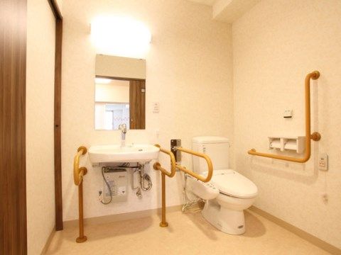 「プレステージ小幡緑地」の共用トイレ。洗面台下はフットレスで、車椅子の方の足元の接触を避けている。