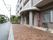 シンプルな4階建ての建物はマンションのような風情がある。前面にある道路は広く車での送迎も行いやすい。