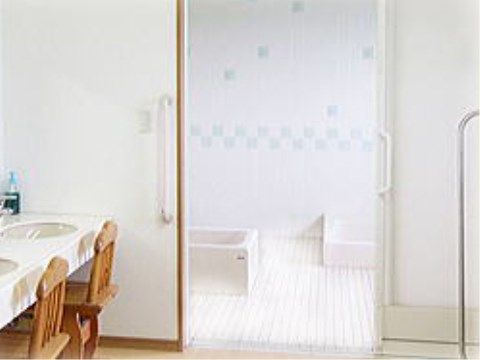 「住宅型有料老人ホーム まんさくの里」の浴室。脱衣所にも設置されており、衣類を置けるスペースを用意している。