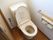 小さな個室にトイレがあり、壁には手すりがついている。扉もすぐに手が届く位置にあるため、一人で無理なく使用できる。