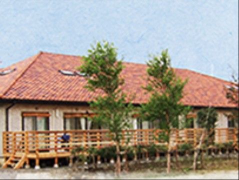 「住宅型有料老人ホーム まんさくの里」の外観。周りは畑で気持ち良く、風通りが良い。