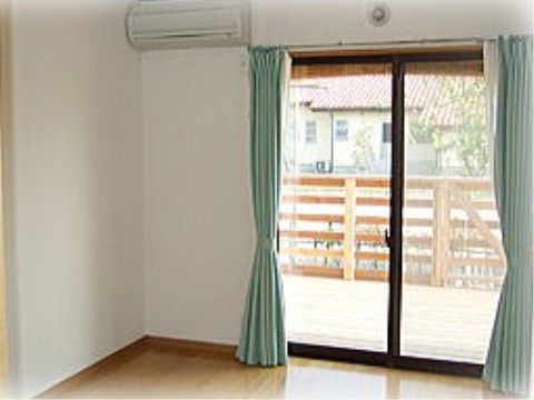 「住宅型有料老人ホーム まんさくの里」の居室。居室のコーディネートは自由にできるので、入居者様の自由な演出ができる。