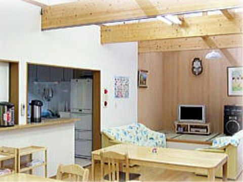 「住宅型有料老人ホーム まんさくの里」の食堂兼ホール。アットホームな空間で、入居者様の美味しいお食事がいただける。