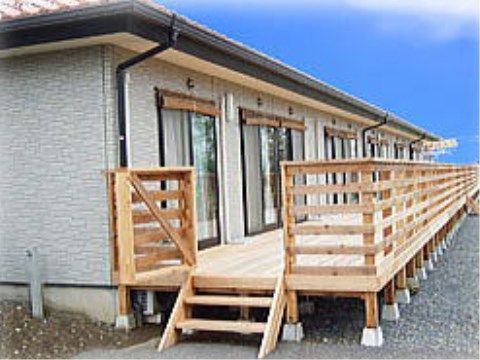 「住宅型有料老人ホーム まんさくの里」のウッドデッキ。日当たりの良い日には、日向ぼっこができるウッドデッキである。