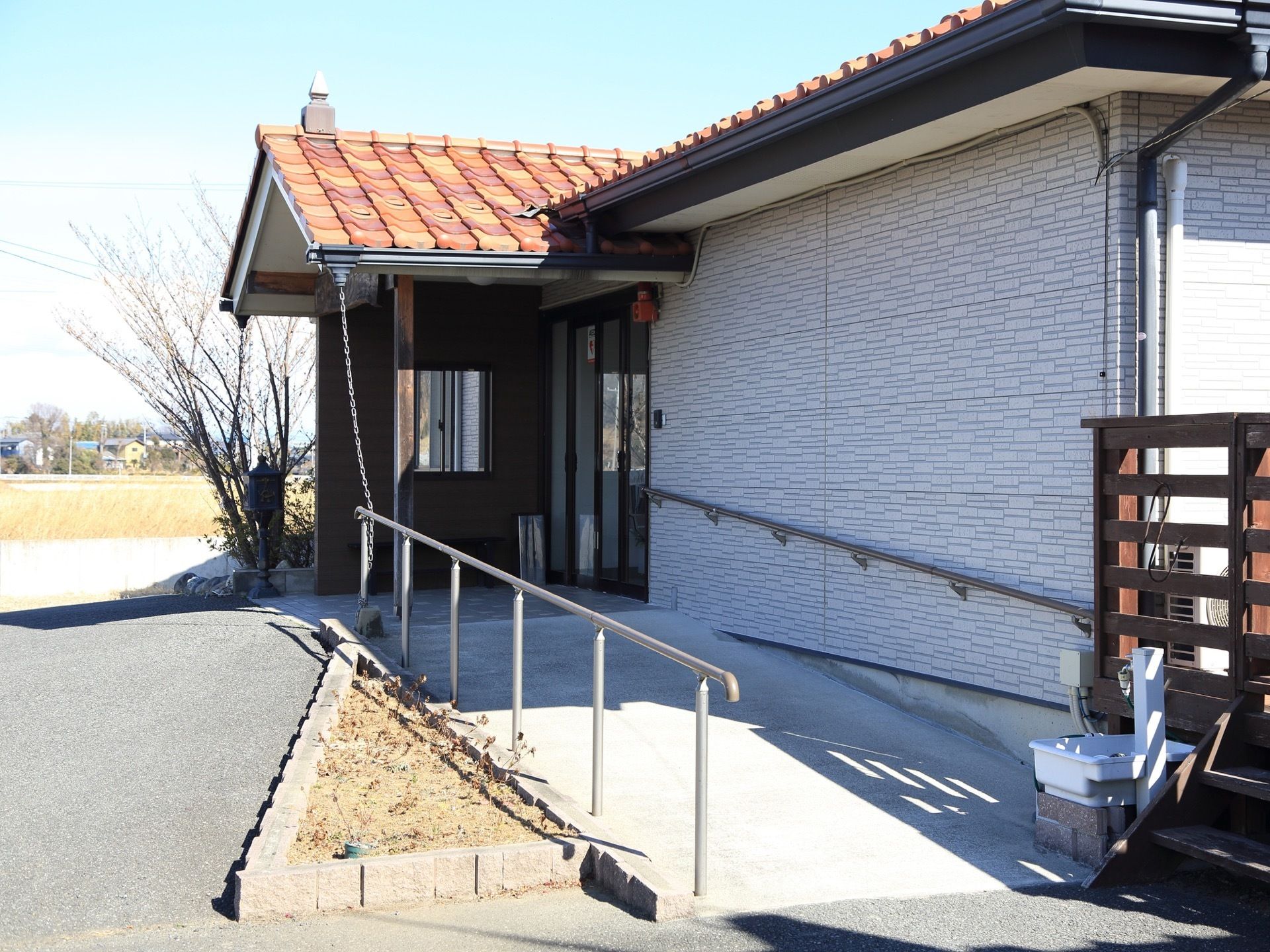 玄関には間口の広いガラスの自動ドアが設けられており、歩行器をご利用の方にもストレスなく出入りしていただける。