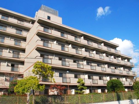 ５階建てと７階建ての建物の２棟で構成されている施設