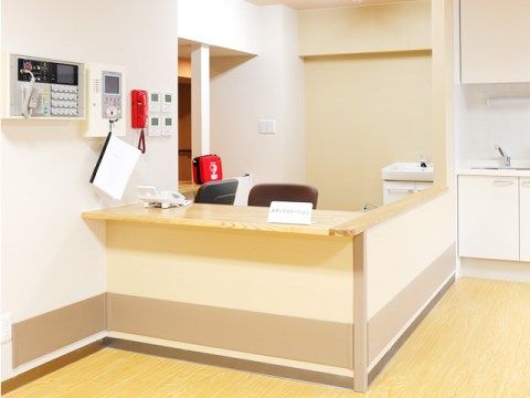 ナースコールや非常電話などが壁に設置されたスタッフ用のカウンター