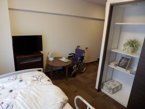 「ソルシアス佐倉」の居室Aタイプ。介護ベッド設置しているので、寝る時も寝心地がよくベッドから落ちることもない。