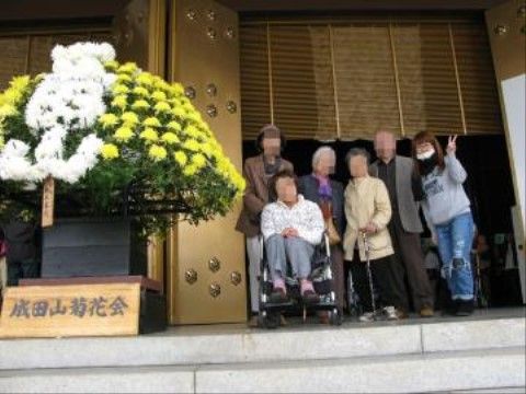 「ソルシアス佐倉」のレクリエーション。旅先の思い出は、施設の提示版に写真を飾っている。