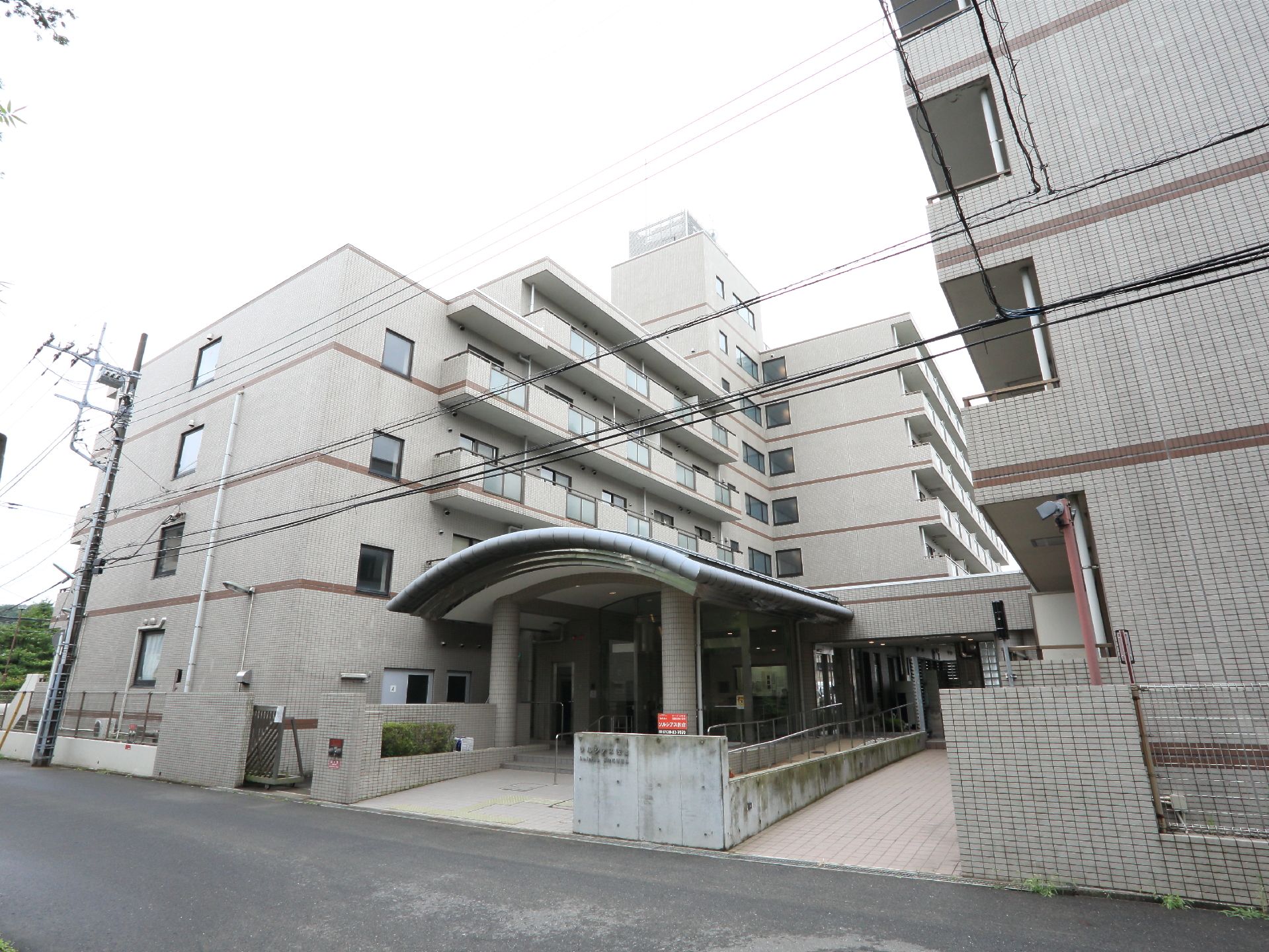 グレー色の壁で、6階建ての施設である。入口は階段タイプと緩やかなスロープの2種類がある。