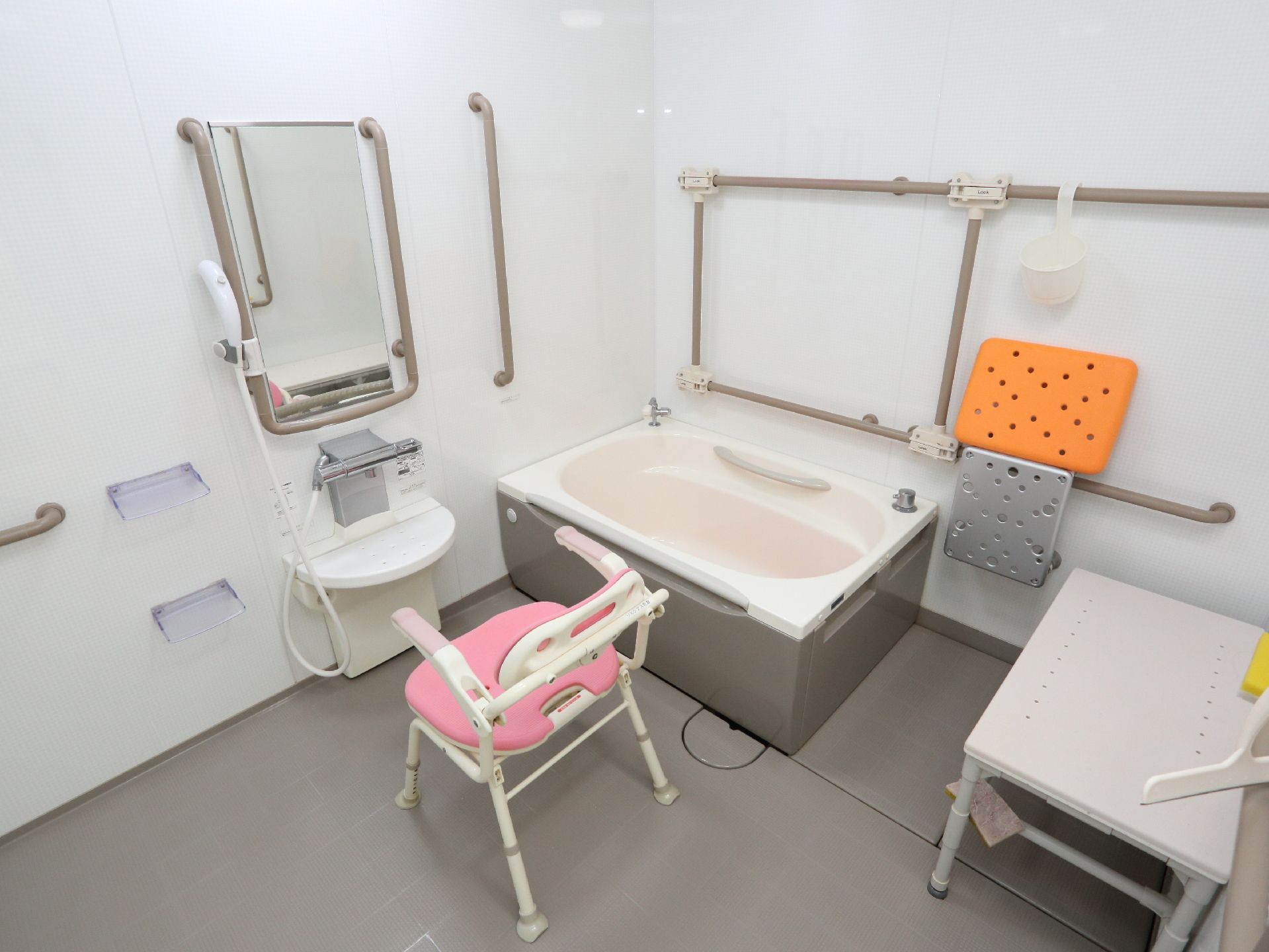 浴室は、洗い場も広く作られている。手すりが所々に設置されているので、転倒防止になっている。シャワーチェアなどもある。