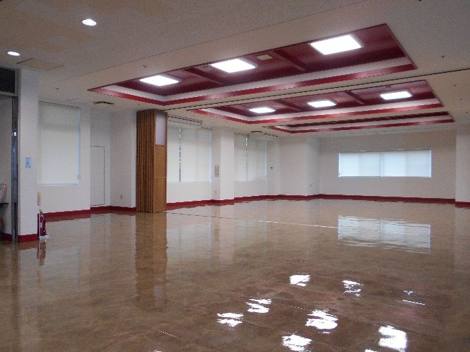 大広間には低めの舞台が設置されており、演奏会や講演などの催しをするのに適している。部屋の片隅には床の間が設けられている。
