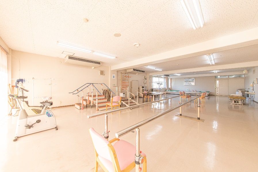 床がタイル張りの清潔感のある機能訓練室には、さまざまなリハビリ機器が設けられている。大型のエアコンが設置されており、年中快適に利用できる。
