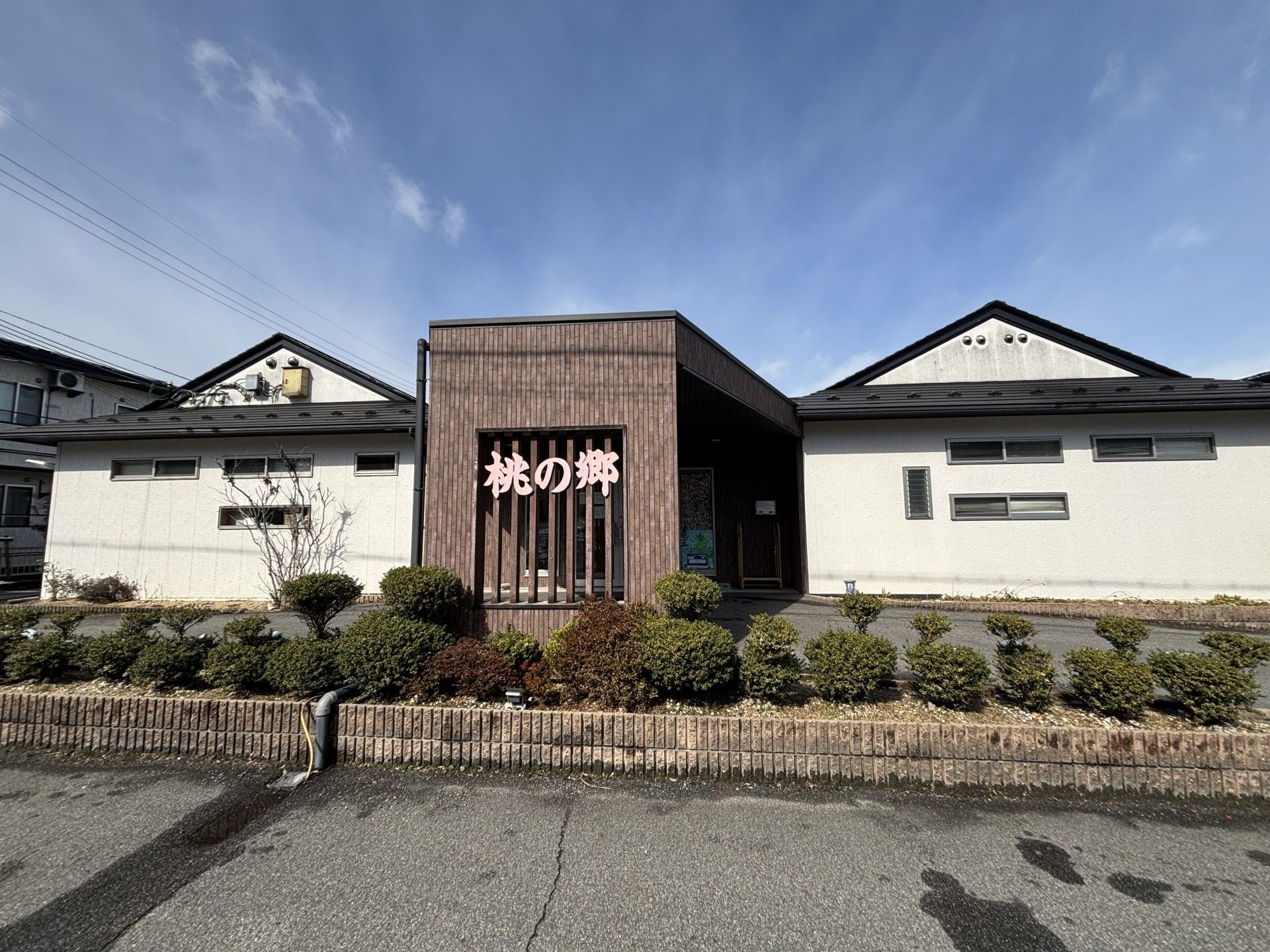 落ち着いた外観の建物