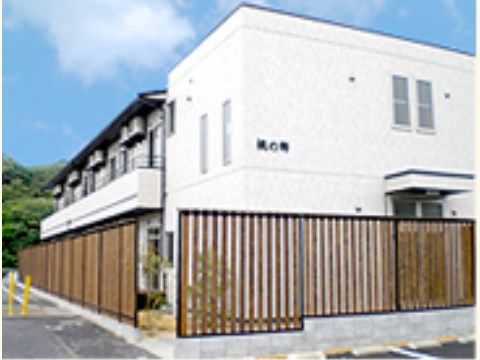 「桃の郷 竜王 2番館」の外観。一軒家チックな施設であり、清潔に保たれ親しみやすい外観である。